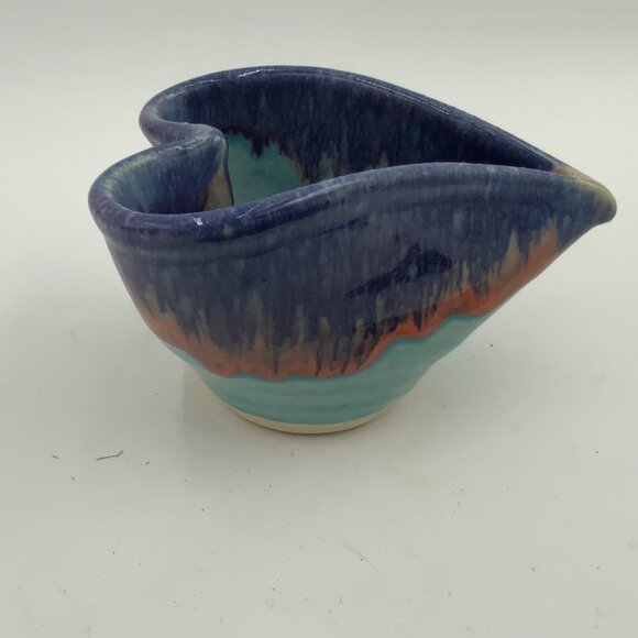 Signed Lisa Howe Stoneware Heart Shaped Trinket Bowl - Picture 5 of 8